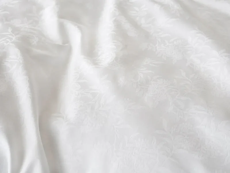sp25 eecom heirloomsateenjaquardduvet alpinewhite b 074 bbdf2f41 ec0c 4d72 9aef 7195e8b00ce9.webp
