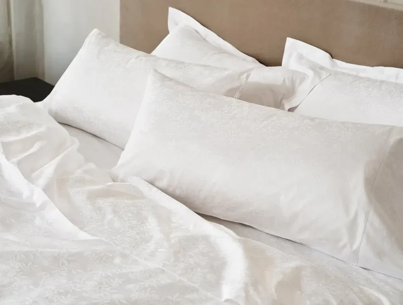 sp25 eecom heirloomsateenjaquardduvet alpinewhite b 081 fa6af70f c9c5 4927 9618 6b6d65b6503f.webp