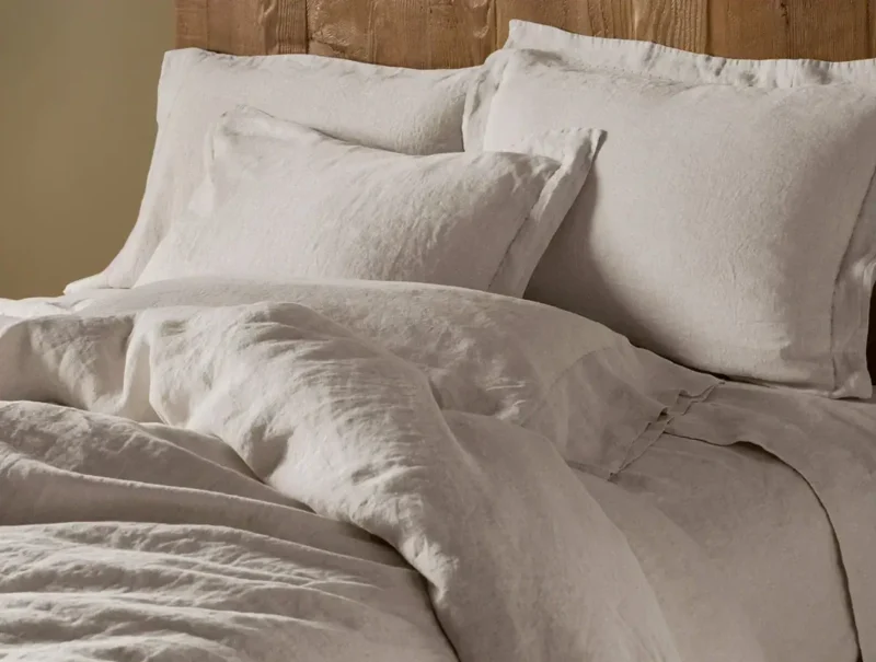 pdp organic relaxed linen duvetcover naturalchambray bedthreequarterdet f17 10 88ae08ea a04f 4d00 ac6b ff56710ea430.webp