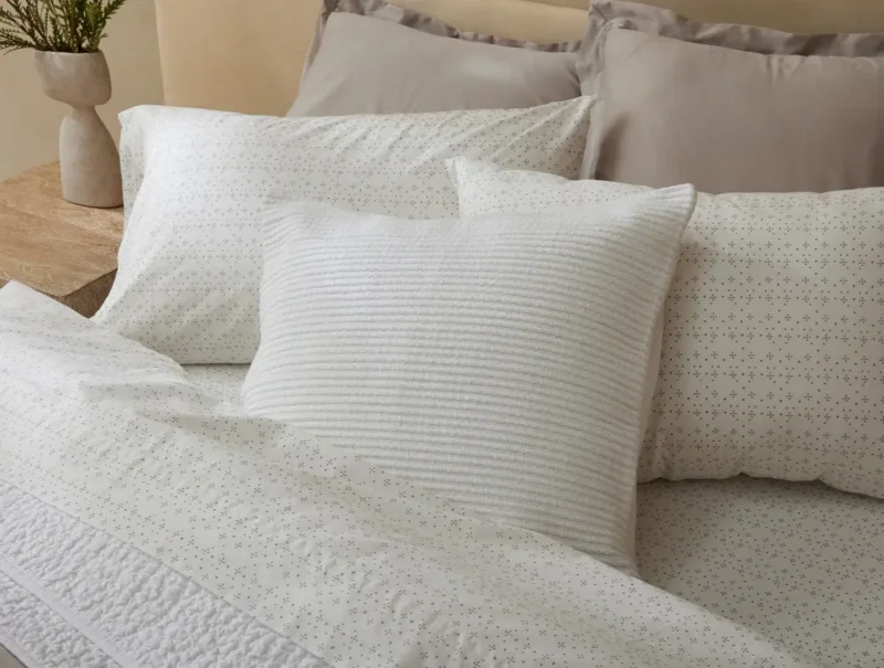 sp23 marshallorganicpillow alpinewhite 1 lifestyle pdp ce22621a edb2 46d9 8944 93a0853098b4.webp
